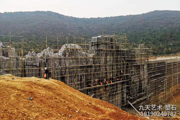 假山后面要實(shí)體墻嗎？